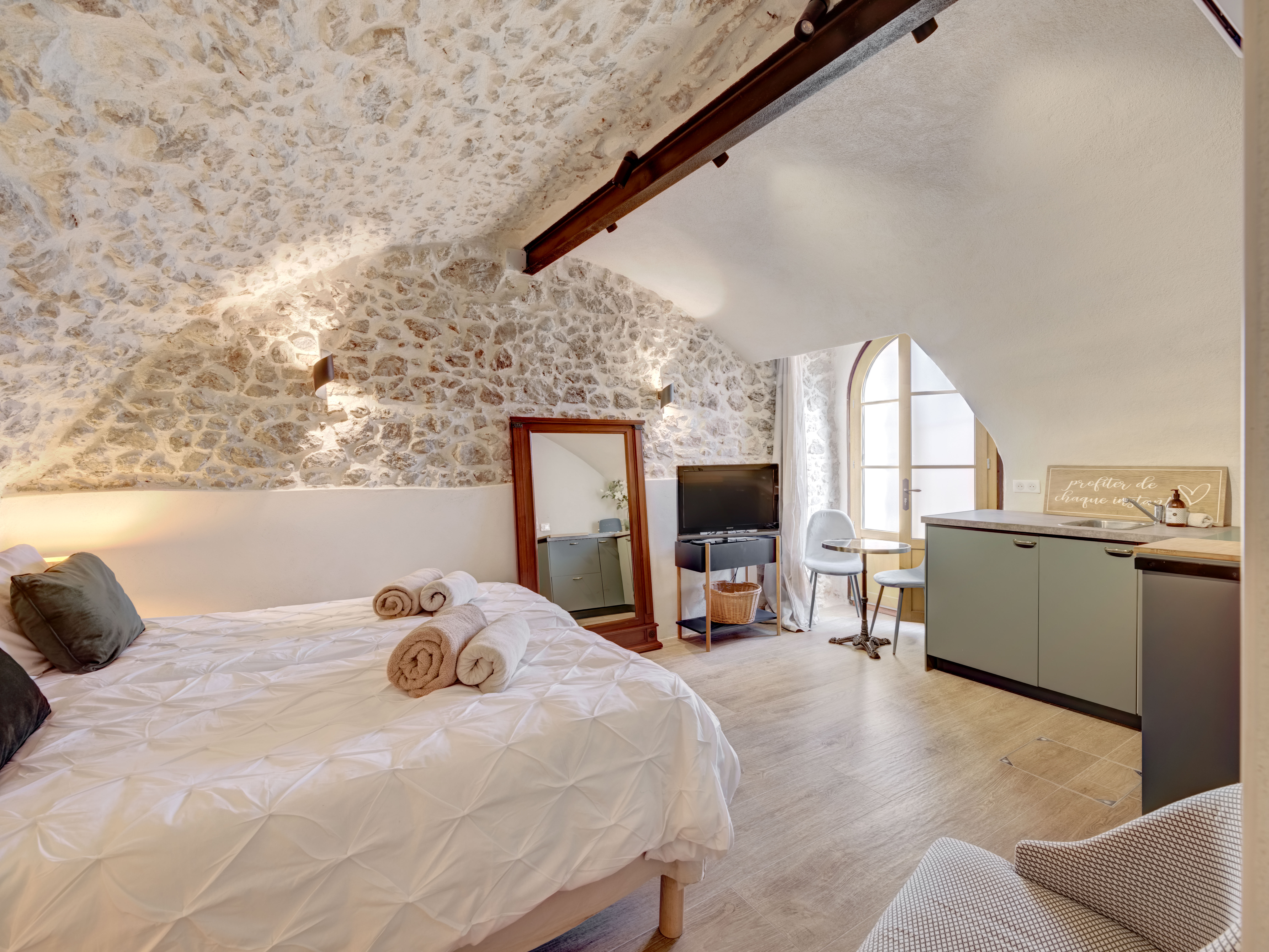 Studio bedroom and kitchenette